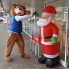 Mascotte Ons Etten-Leur Kerstman High Five